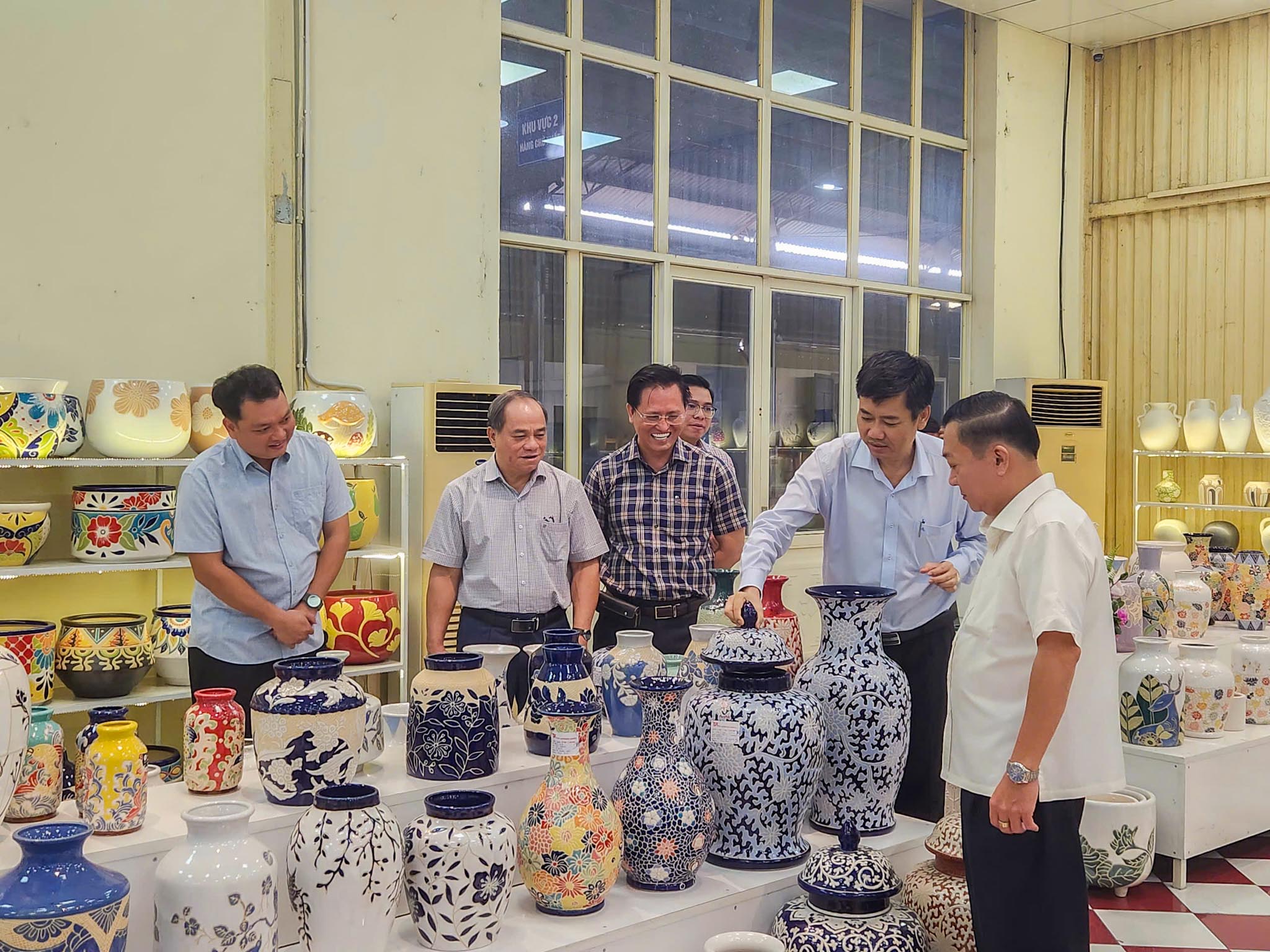 Ban Lãnh Đạo Cấp Cao Của Phường Biên Hòa Tham Quan Gốm Việt Thành, Quyết Tâm Đưa Gốm Việt Thành Trở Thành Vai Trò Trung Tâm Sự Phát Triển Của Địa Phương