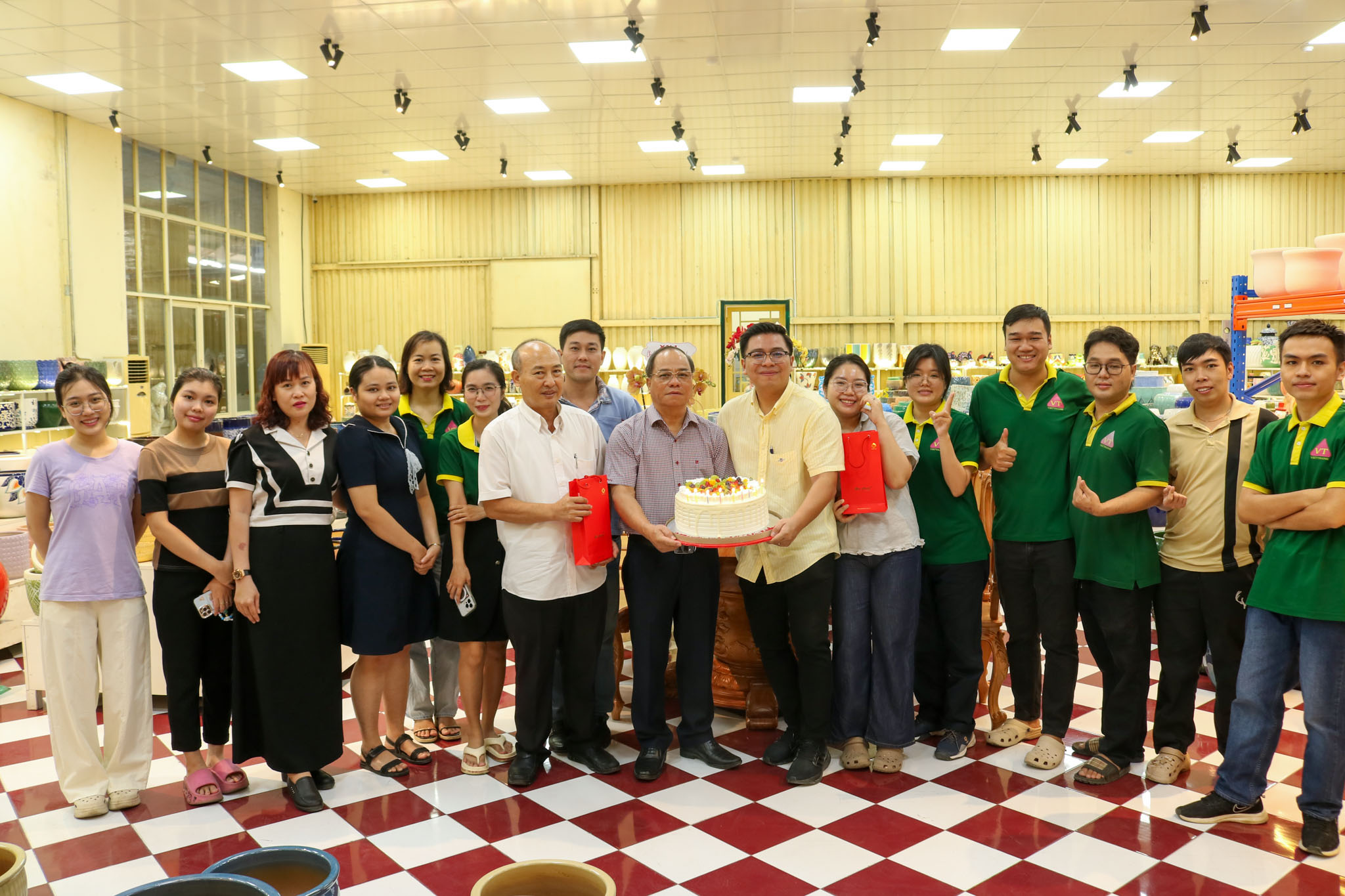 Người Truyền Lửa Nghệ Thuật Gốm Sứ Biên Hòa – Chúc Mừng Sinh Nhật Chủ Tịch Nguyễn Viết Bình